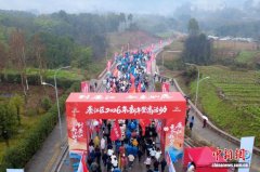 4800余名选手攀登重庆綦江老瀛山迎新年